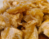 Foto del paso 4 de la receta: Dados de pollo encebollados