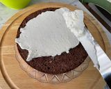 Foto del passaggio 14 della ricetta Torta mousse con cioccolato, panna e fragole