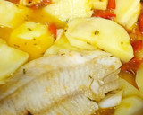 Foto del paso 4 de la receta: Merluza con patatas, tomate y pimiento