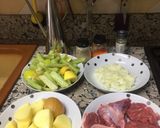 Foto del paso 1 de la receta: Carne con cardos y patatas