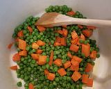 Zöldborsó leves vajgaluskával recept fázis 2 fotója
