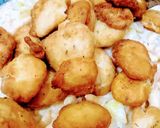 A picture of step 4 of Dahi Phulki Papri Chaat.
