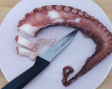 Foto del paso 1 de la receta: Tapa de Pulpo confitado en aceite de oliva y vino blanco