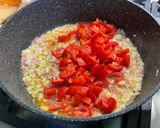 Une image de l'étape 10 de Courgettes et tomates, oignon rouge au bouillon de gambas.