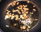 Foto del paso 1 de la receta: Revuelto de gambas con ajitos y tortilla
