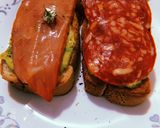 Foto del paso 3 de la receta: Tostadas de aguacate con salmón ahumado y salami 🍞🥑