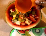 Foto del paso 5 de la receta: Gelatina con frutas encapsuladas en una sandía