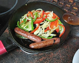 Foto del paso 1 de la receta: Perrito caliente isleño (salteado de cebolla y pimiento) y ketchup