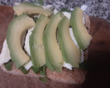 Foto del paso 3 de la receta: Sándwich de aguacate, queso brie y higos