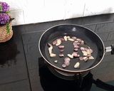 Foto langkah ke 2 dari resep Tumis Buncis Sosis Saos Tiram.