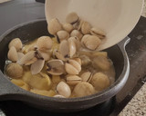 Foto del paso 7 de la receta: Alcachofas con patatas y almejas