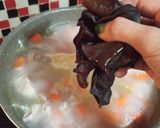 Foto langkah ke 2 dari resep Soup Ayam Jamur.