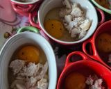 Une image de l'étape 1 de Œufs cocotte au poulet et au cheddar.