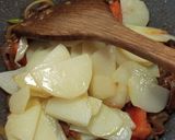 Foto langkah ke 7 dari resep 32. Khoai tây xào thịt bò (Cah sapi dan kentang ala Vietnam).