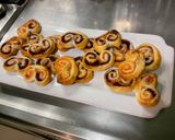 Une image de l'étape 10 de Palmiers feuilletés au saumon fumé et carottes violettes.