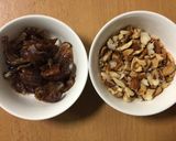 รูปขั้นตอนการทำที่ 2 ของ Pan-roasted granola / muesli (กราโนล่า / มูสลี่คั่วกระทะ)