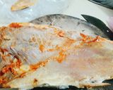 Hình bước làm 1 của món Khô cá rún chiên giấm đường