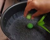 Foto langkah ke 5 dari resep Klepon warna warni kuah santan.