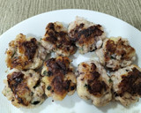 Foto del paso 7 de la receta: Brocheta de langostinos y figatells de calamar con picadillo de almendra