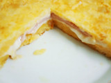 Tortilla de patata con cebolla y rellena de jamón y queso