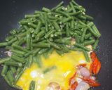 Gambar langkah 2 resipi Sayur Goreng Kacang Panjang & Telur.