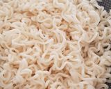A picture of step 3 of Crustless Instant Noodle Cake.