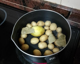 Foto del paso 4 de la receta: Hígado adobado a la plancha con papas arrugas