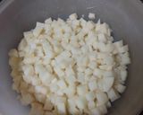 Foto del paso 1 de la receta: Tortilla de papas con cebolla, fuet y perejil picado