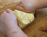 Foto del paso 3 de la receta: Alfajores de maizena navideñas con glasé 🌟