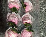 Foto del paso 2 de la receta: Fresas cubiertas de chocolate rosa