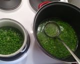 Mentás-spenótos zöldborsófőzelék rántott párizsival recept fázis 3 fotója