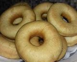 Foto langkah ke 4 dari resep Donat Empuk Tanpa Telur Sederhana.