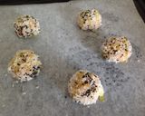 Foto del passaggio 5 della ricetta Polpette di gamberi al forno, con crema di burrata e frutto della passione