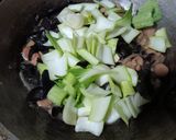 Foto langkah ke 3 dari resep Tumis jamur kuping.