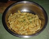 Foto langkah ke 3 dari resep Garlic Cheddar Fries.