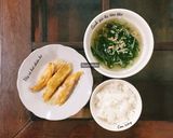 Hình bước làm 5 của món Cơm 1 người - Canh giá hẹ nấu tôm khô, vây cá hồi chiên bơ