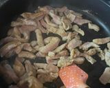 Foto del paso 2 de la receta: Wok de cerdo con pasta de arroz y vegetales (libre de gluten)