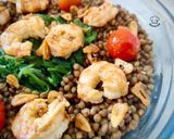 Foto del paso 6 de la receta: Ensalada templada de lentejas con alga wakame y gambón con ajos fritos