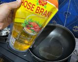 Foto langkah ke 2 dari resep Omelette mie simpel.