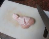 Foto del paso 1 de la receta: Pollo adobado en freidora de aire con papas arrugas y tomates cherry al ajillo