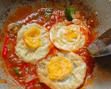 Foto langkah ke 3 dari resep Telur Ceplok Asam Manis Pedas.