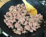 Une image de l'étape 7 de Poêlée de trompettes de la mort aux oignons nouveaux, porc et poivron rouge.