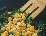 A picture of step 4 of Palak Corn Curry.