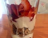 Foto del paso 2 de la receta: Postre/merienda de yogurt con frutillas y arándanos fit, light
