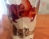 Foto del paso 2 de la receta: Postre/merienda de yogurt con frutillas y arándanos fit, light