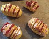 Pas rețetă Cartofi la cuptor cu cârnați, bacon, cașcaval și mujdei 1 fotografie