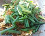 ผัดเส้นก๊วยเตี๋ยวแบบอีสานกับหมูทอดกระเทียม วิธีทำสูตร 10 รูป