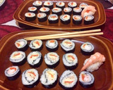 Foto del paso 2 de la receta: Niguiris de salmón y langostinos 🍣