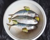 Foto langkah ke 1 dari resep Ikan Kembung Acar Kuning.