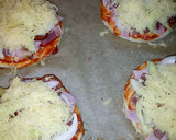 Mini pizza recept fázis 6 fotója
